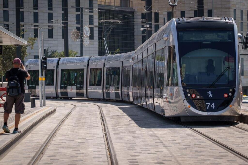לצפייה בכתבה שיא חדש לירושלים: רשת הרכבות הקלות הראשונה בישראל