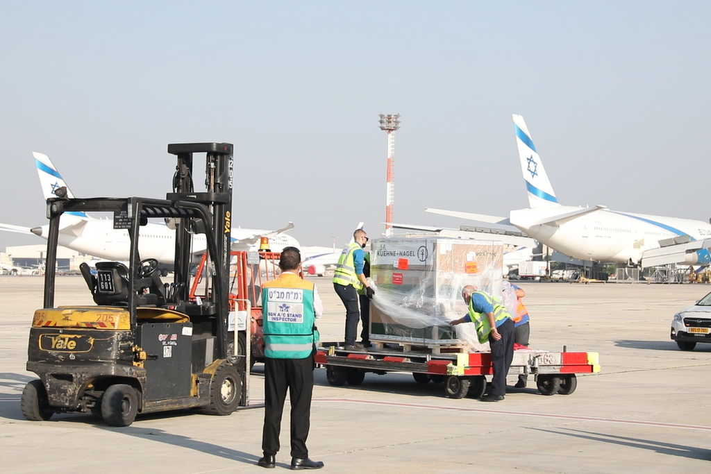 לצפייה בכתבה מדולפינים ואריות ועד סלמון מנורבגיה: הסודות של מסוף המטען האווירי