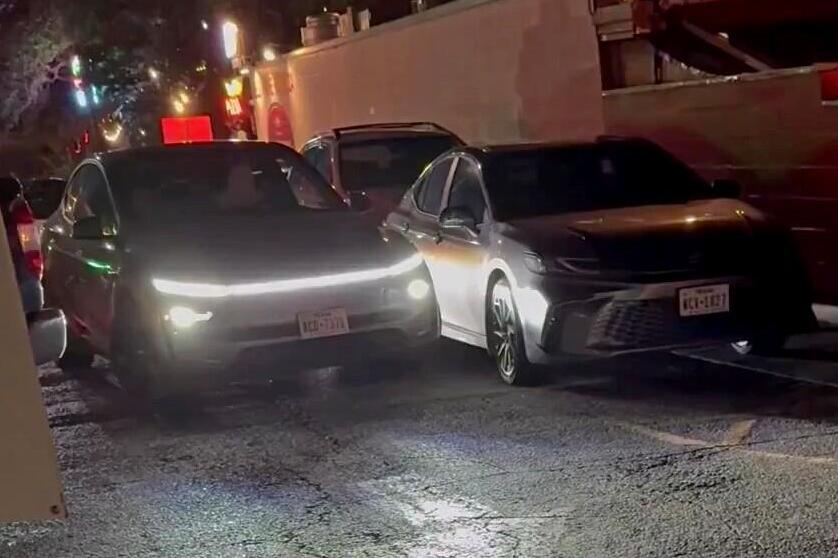 לפחות השאירה פתק? הרובוטקסי של טסלה פגעה ברכב חונה