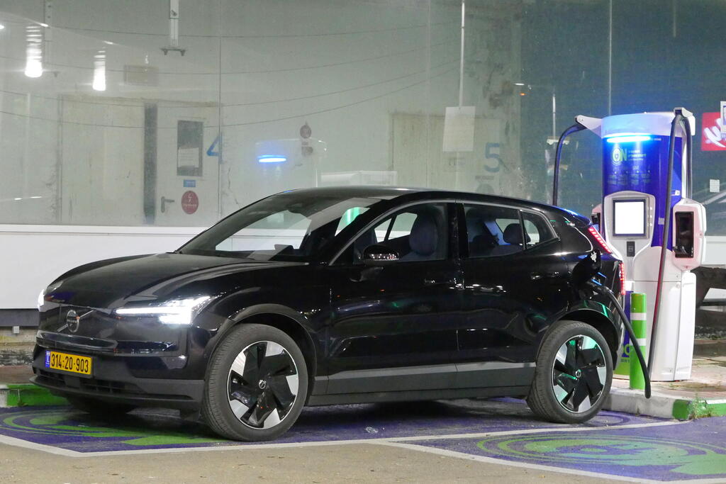 נוהגים בוולוו EX30? אתם חייבים להגביל את הטעינה מחשש להתלקחות