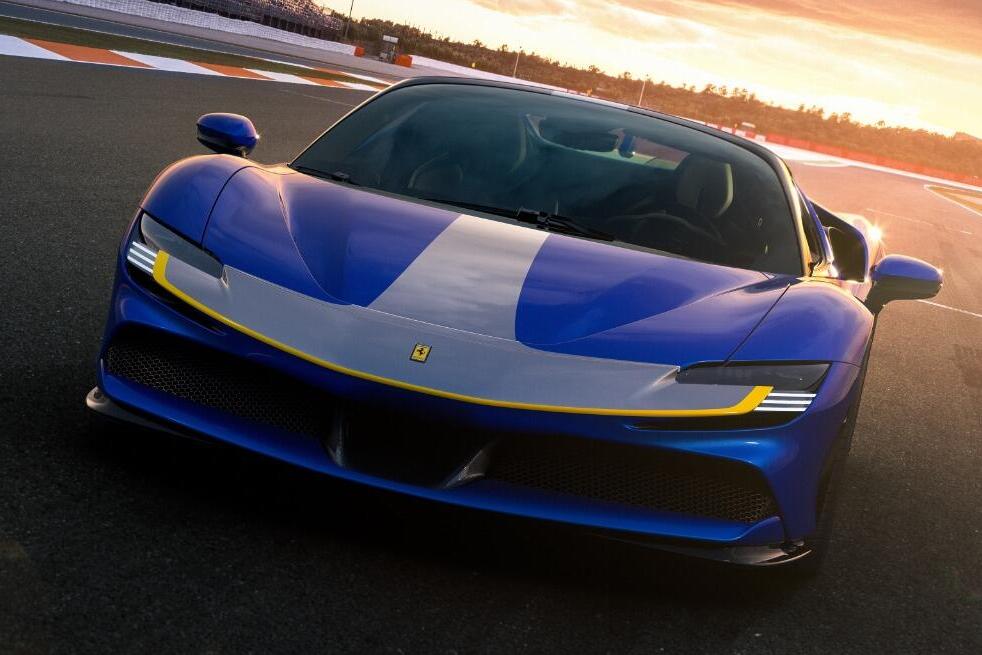 החדשה הכי לא מפתיעה: בעלי פרארי היברידית מתעלמים מטעינה