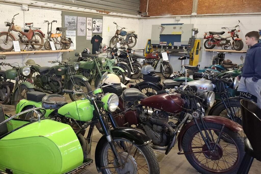 לצפייה בכתבה משכיבים במסלול, מבקרים במוזיאון ובוחרים צבעים