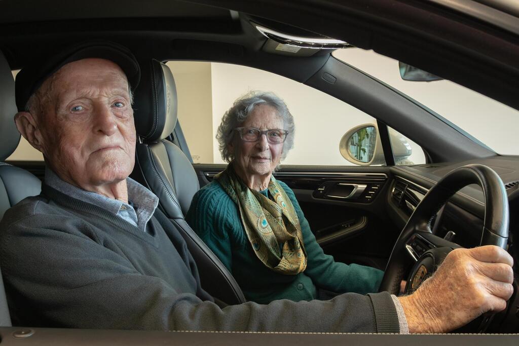 לצפייה בכתבה אף פעם לא מאוחר: זוג בשנות ה-90 לחייהם קנו פורשה חדשה