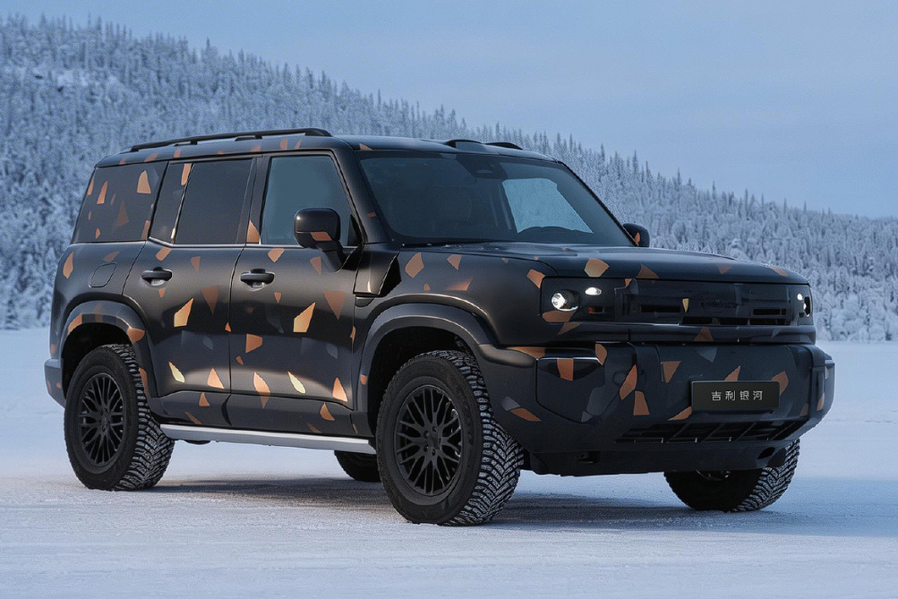 התשובה לדיפנדר ולנד-קרוזר: רכב השטח של ג'ילי בדרך