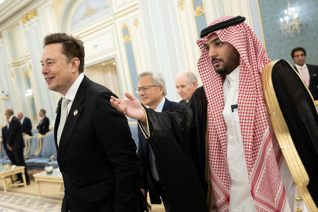 מאסק שוב מחפש כותרת: רוצה לייצר על הירח, מאבד את כדור הארץ