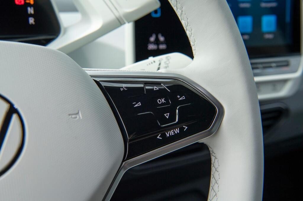 נחשו מדוע עבר עולם הרכב לשימוש במתגי מגע לא נוחים