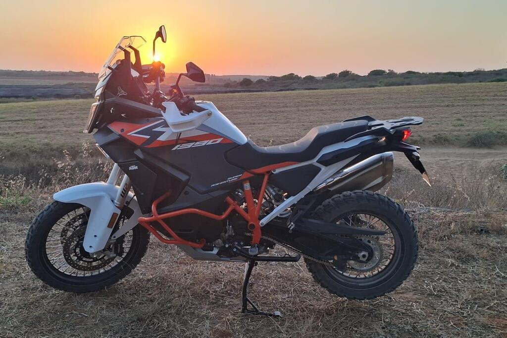 לצפייה בכתבה רכיבה ראשונה על ק.ט.מ 1390R סופר-אדוונצ'ר- כי דומה זה גם שונה