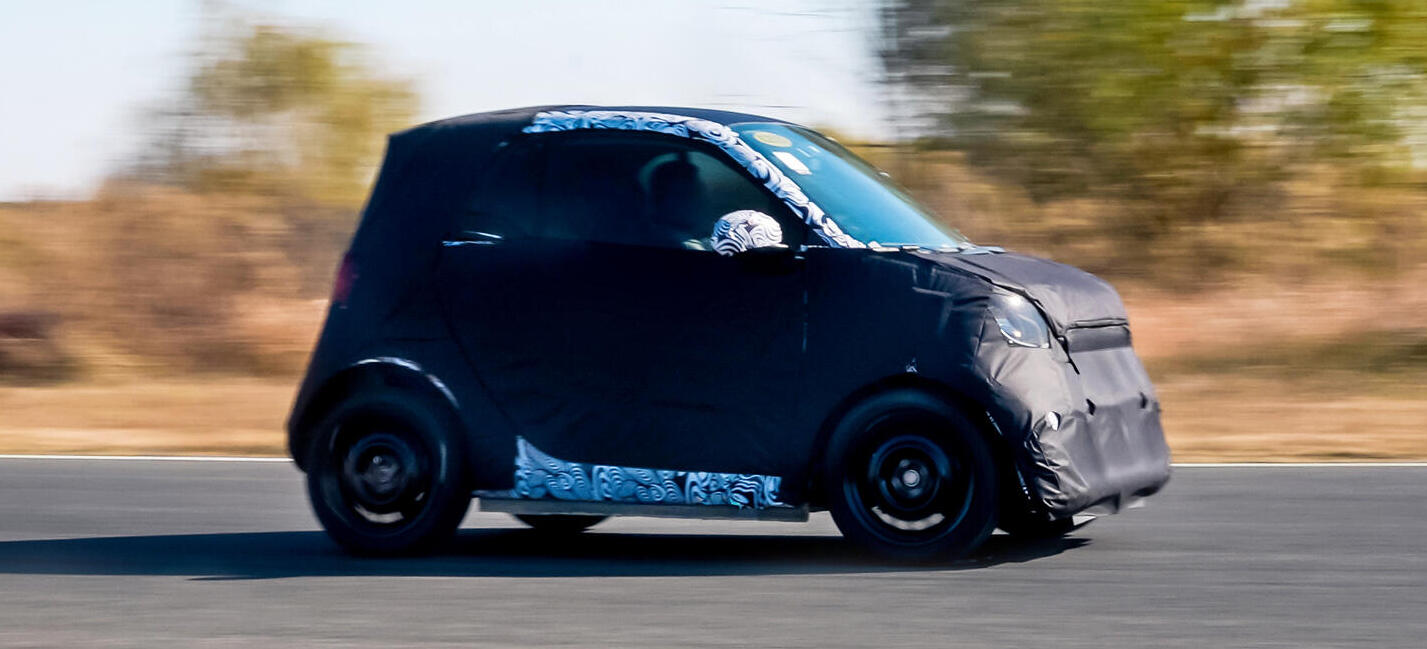 שוב חונה בניצב למדרכה? סמארט תשיק דו-מושבית עירונית זעירה