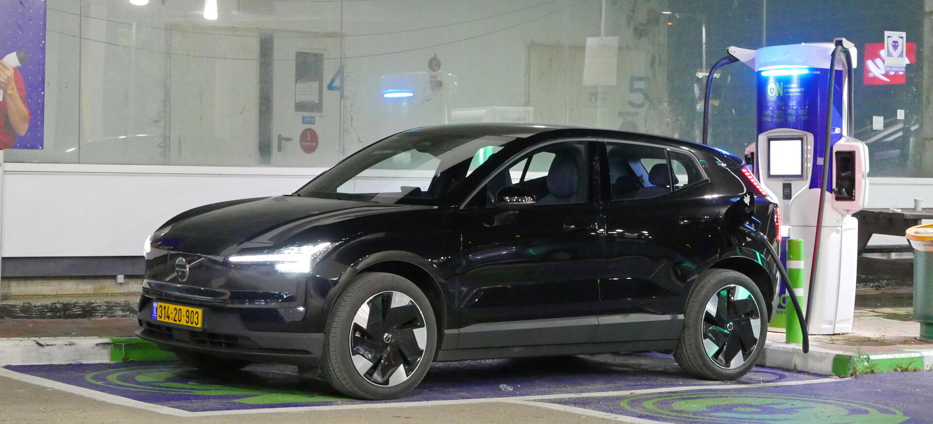 נוהגים בוולוו EX30? אתם חייבים להגביל את הטעינה מחשש להתלקחות