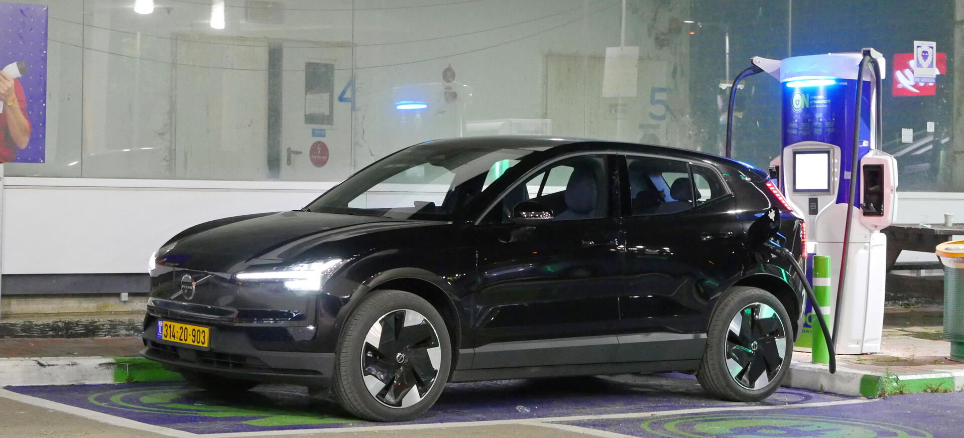 אלף נהגי וולוו EX30 חשמלית בישראל: הטעינה מוגבלת ואין חלקי חילוף