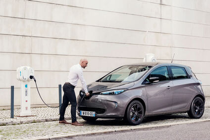 רנו זואי בעמדת טעינה