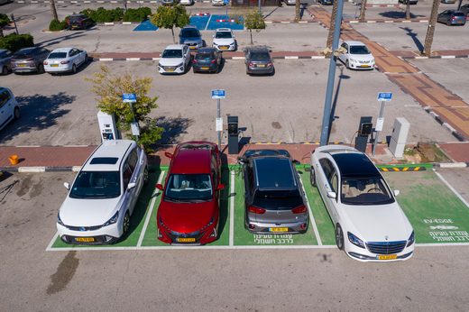 רכבים חשמליים בעמדות טעינה ציבוריות / צילום: EV EDGE רכבים חשמליים בעמדות טעינה ציבוריות / צילום: EV EDGE