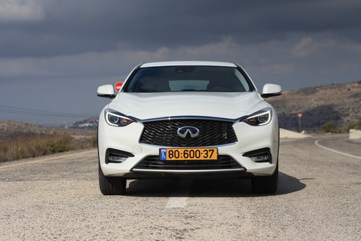 אינפיניטי Q30 אינפיניטי Q30