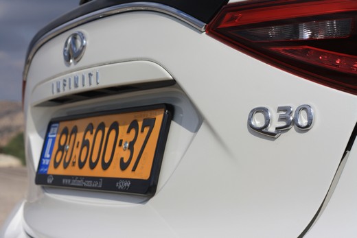 אינפיניטי Q30 אינפיניטי Q30