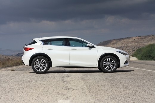 אינפיניטי Q30 אינפיניטי Q30