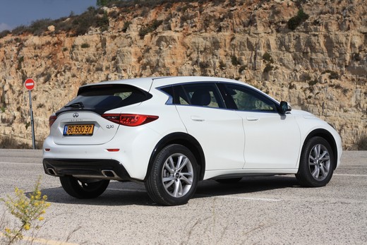 אינפיניטי Q30 אינפיניטי Q30
