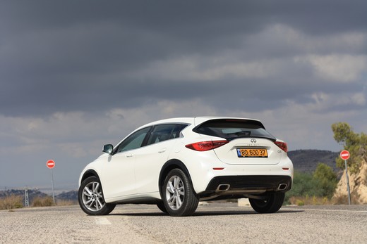אינפיניטי Q30 אינפיניטי Q30