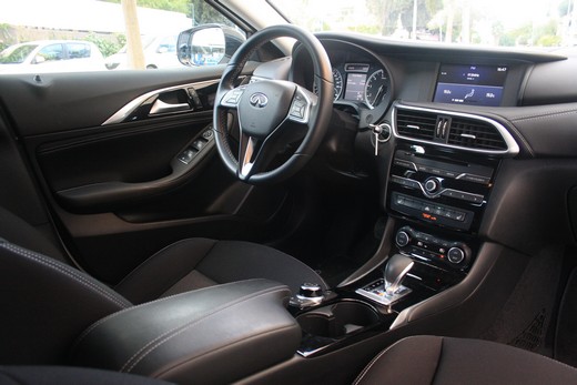 אינפיניטי Q30 אינפיניטי Q30